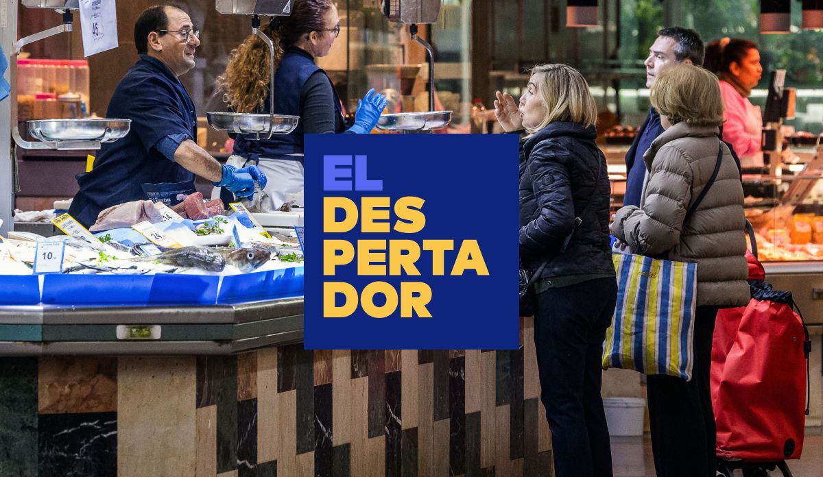 Clients i venedors en una parada d'un mercat municipal a Barcelona