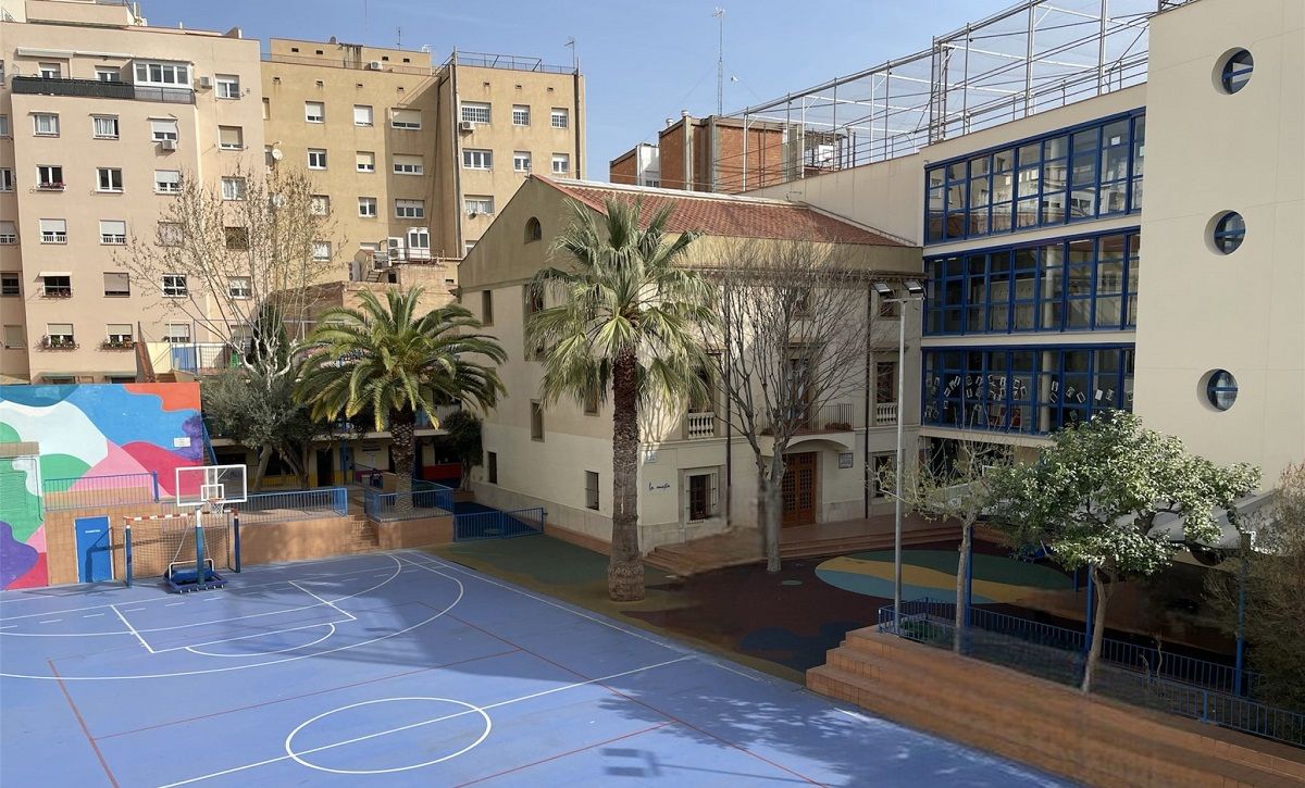 Interior de l'escola de Barcelona on s'investiga un possible brot d'infecció alimentària