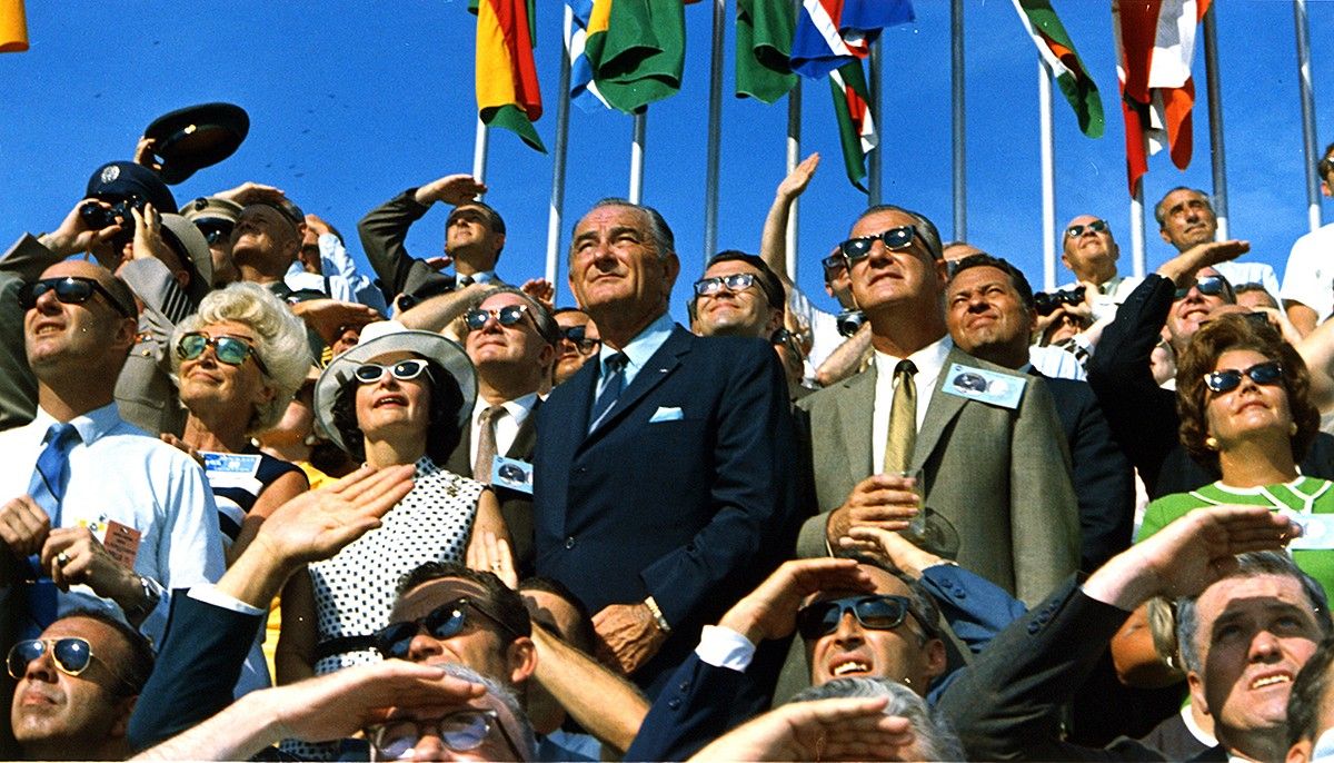 Personalitats i públic veient l'enlairament de l'Apol·lo 11, a Florida