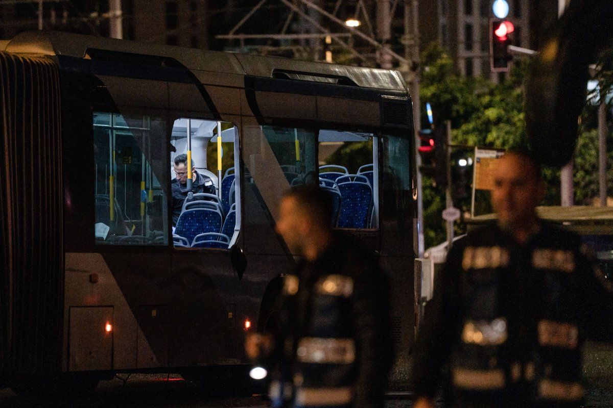 Agents de policia d'Israel inspeccionen un dels tres autobusos buits que van explotar aquest dijous al barri de Bat Yam de Tel Aviv