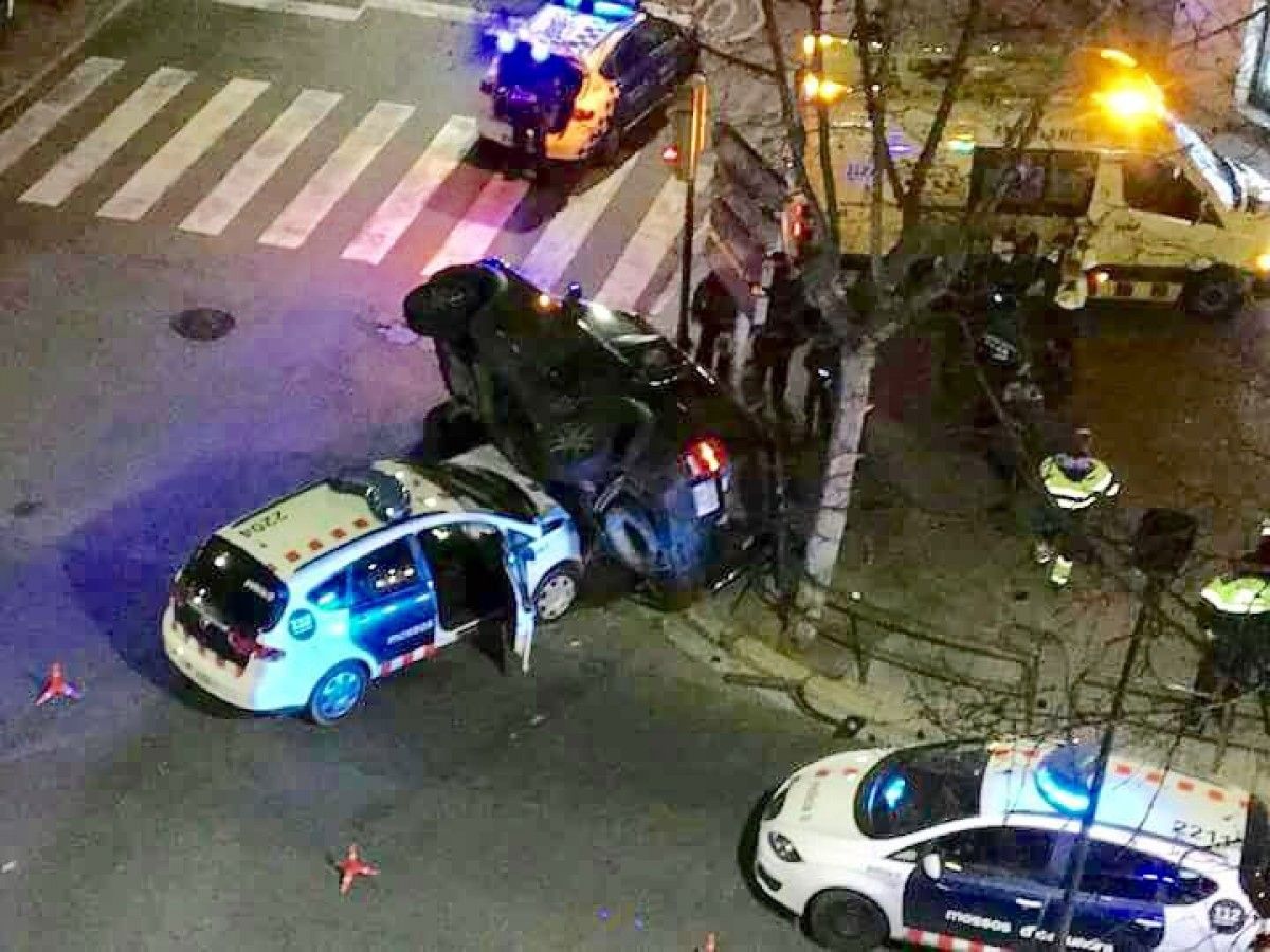 Accident entre un cotxe de Mossos i un turisme, a l'avinguda Barberà de Sabadell