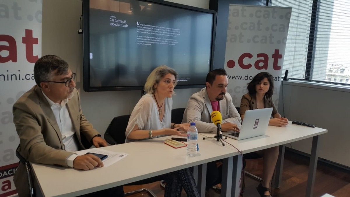 El president de la fundació PuntCAT, Carles Salvadó, amb els periodistes Karma Peiró i Xaquín González i la documentalista Rocío Minvielle.