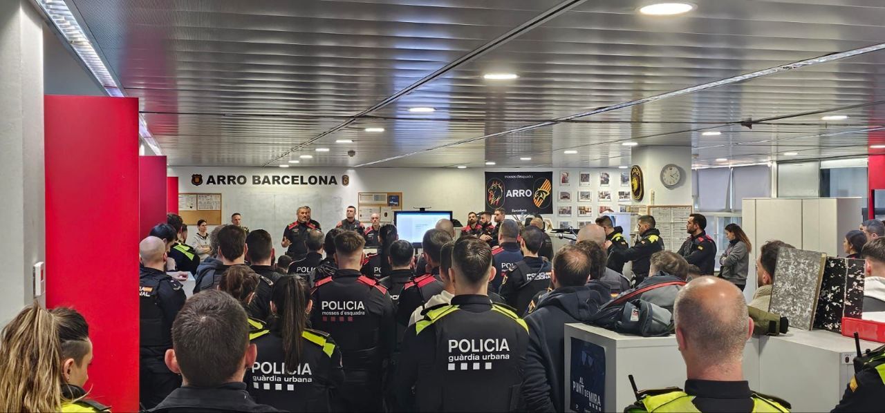 Agents de la GUB, Mossos i policia espanyola durant el macrooperatiu a Barcelona