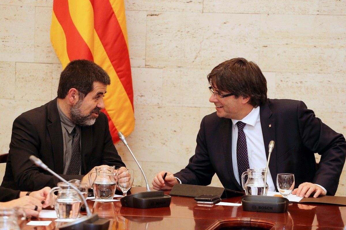 Carles Puigdemont i Jordi Sànchez, en una reunió a Palau