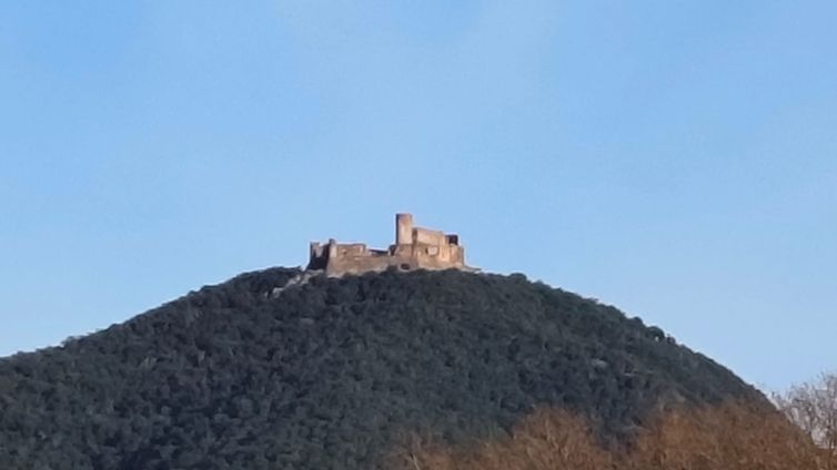 Vista del Castell de Montsoriu sense grua. - Bernat Castanyer