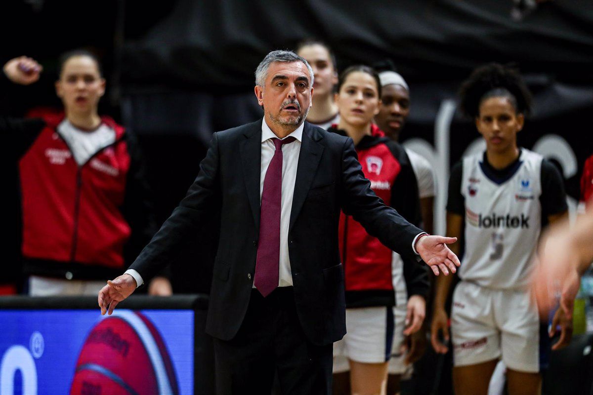 Mario López, durant la seva etapa com a entrenador del Guernica