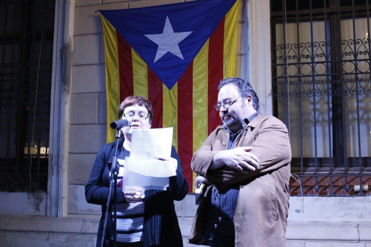 Montserrat Mateu i Francesc Baró llegint el manifest conjunt