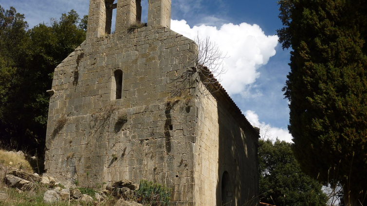 L'església de Sant Miquel de Bassegoda, restes de l'antic municipi del mateix nom