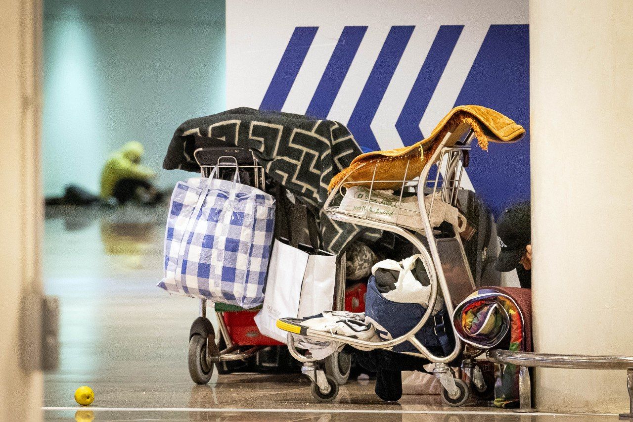 La zona on dormen diverses persones sense llar a l'aeroport, a tocar del metro