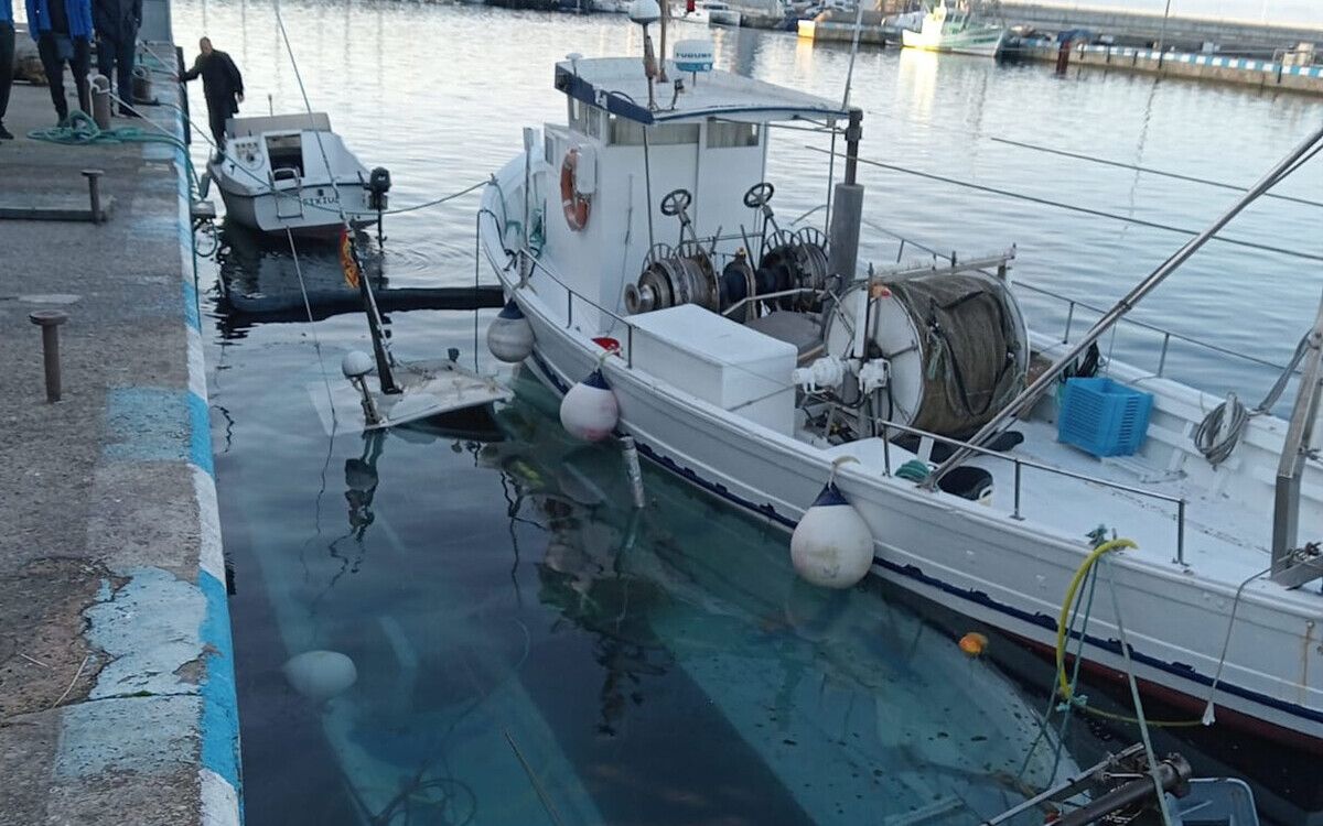 L'embarcació enfonsada al Port de Palamós