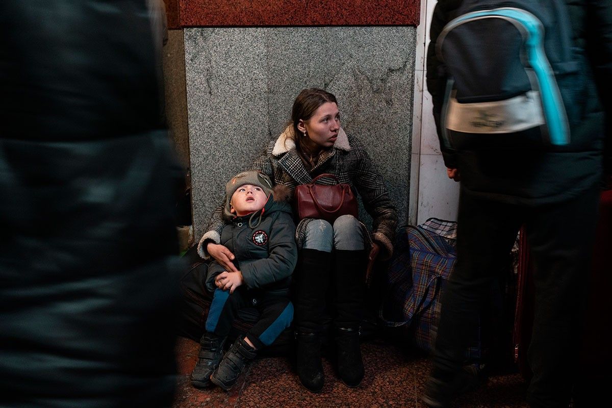 Una dona amb el seu infant, a l'estació de Lviv