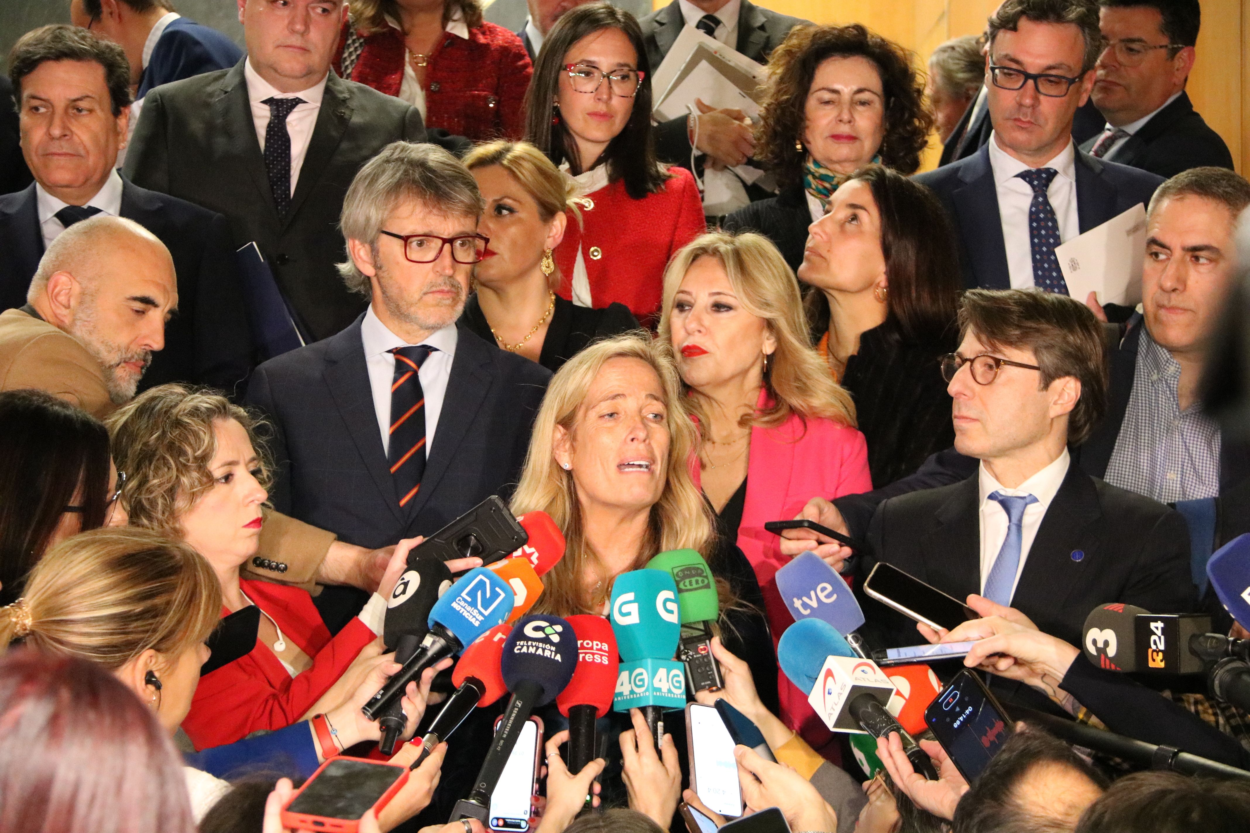 Els consellers de les comunitats del PP, després d'abandonar la Conferència de Política Fiscal i Financera, amb la consellera de Madrid Rocío Alert com a portaveu