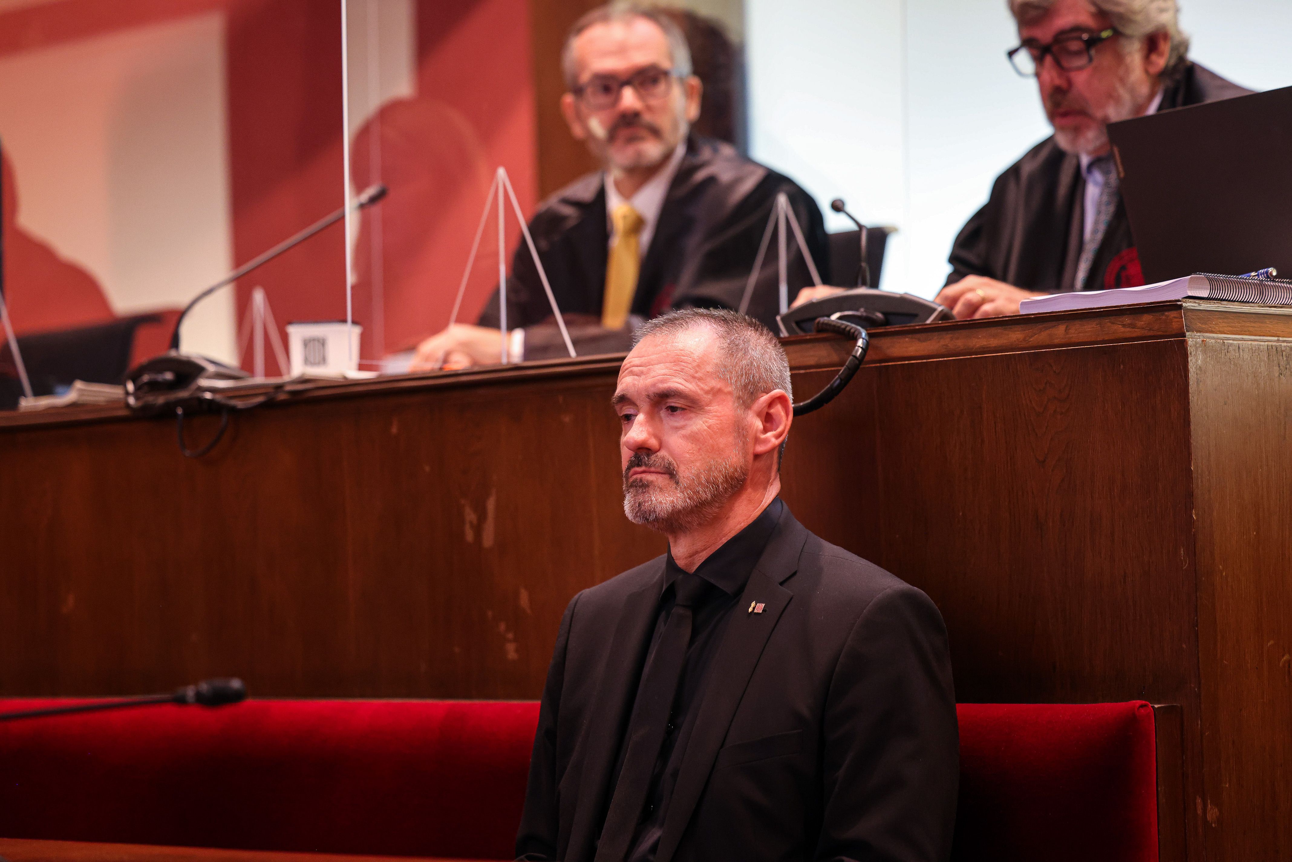 Eusebi Campdepadrós, durant el judici a la mesa del Parlament