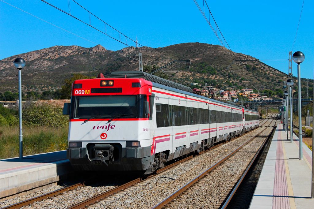 Un tren passa per l'estació de Vilajuïga, en una imatge d'arxiu