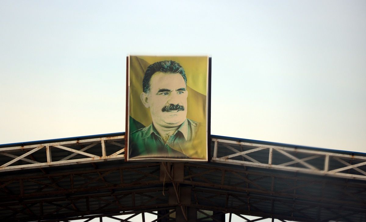 Imatge d'Abdullah Öcalan, líder del Partit dels Treballadors Kurds (PKK), en un punt de control a Rojava