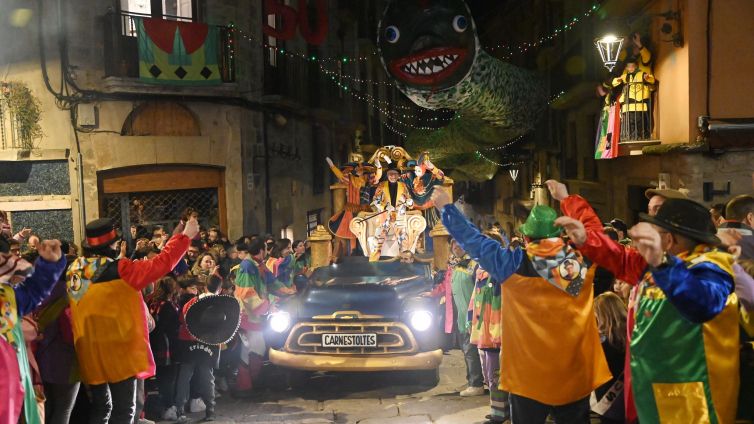 Pujant a la Plaça Major Lluís Closa 