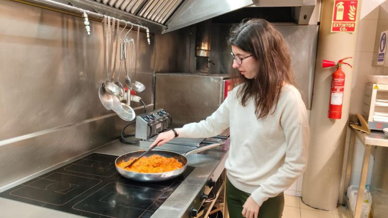 La Gina Guardi preparant un plat al Braser del Montseny -Bernat Castanyer