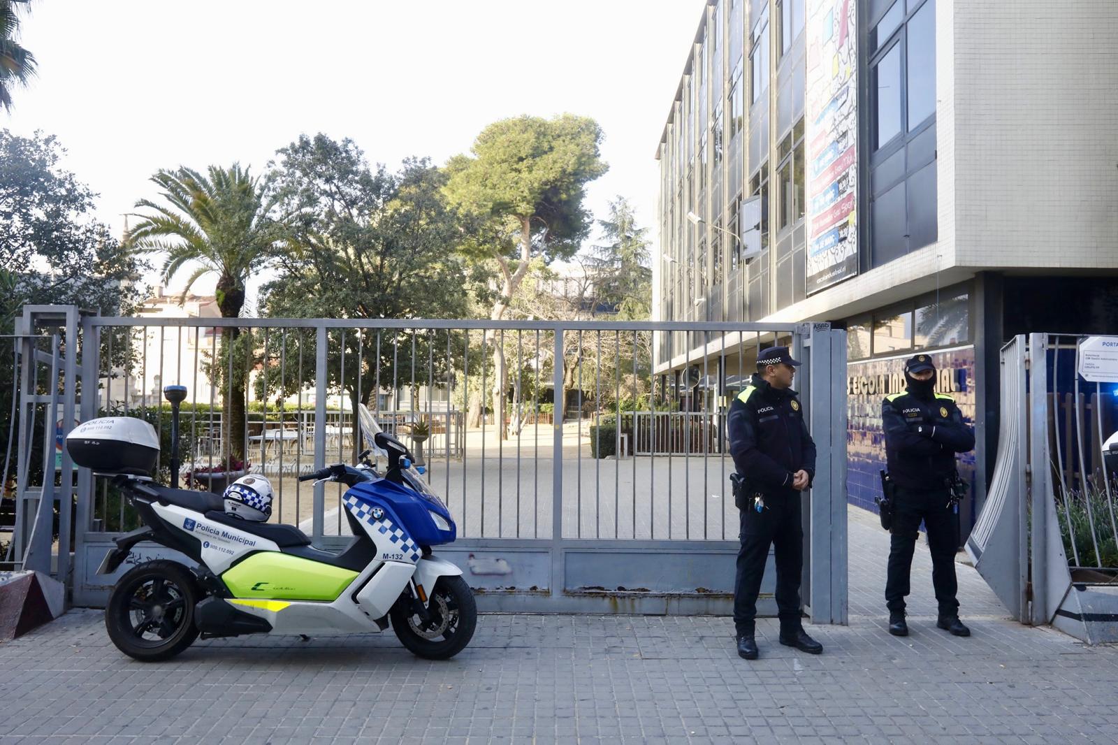 Agents de la policia local de Sabadell, davant la porta de l'institut Escola Industrial, aquest divendres