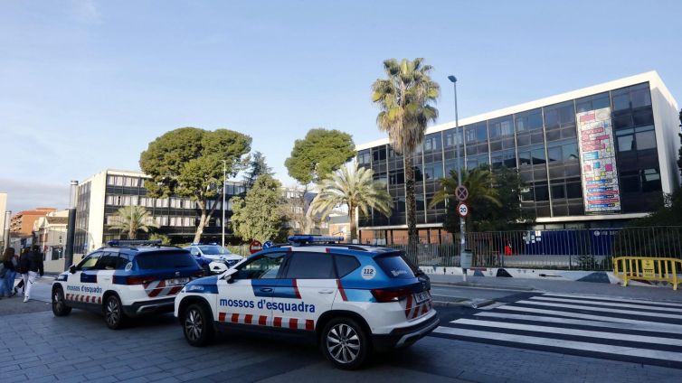 El desplegament policial a l'institut Escola Industrial de Sabadell