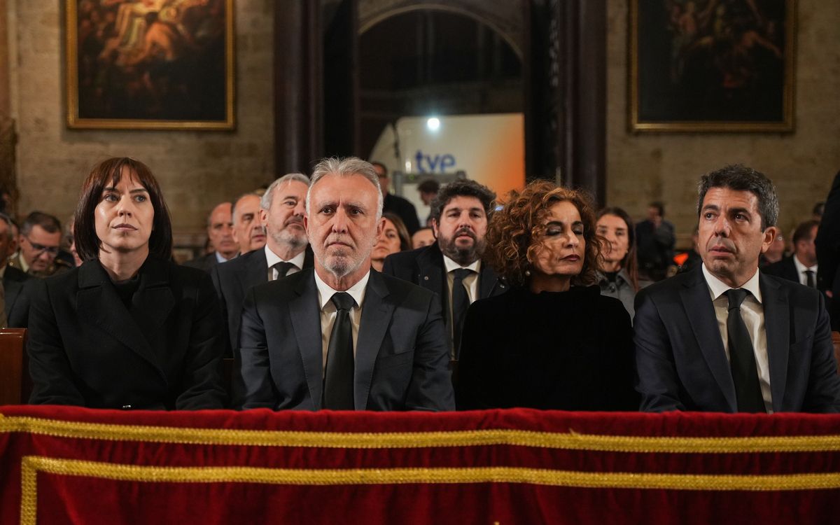 La secretària general del PSPV, Diana Morant, i el president valencià, Carlos Mazón, en el funeral pels morts per la dana