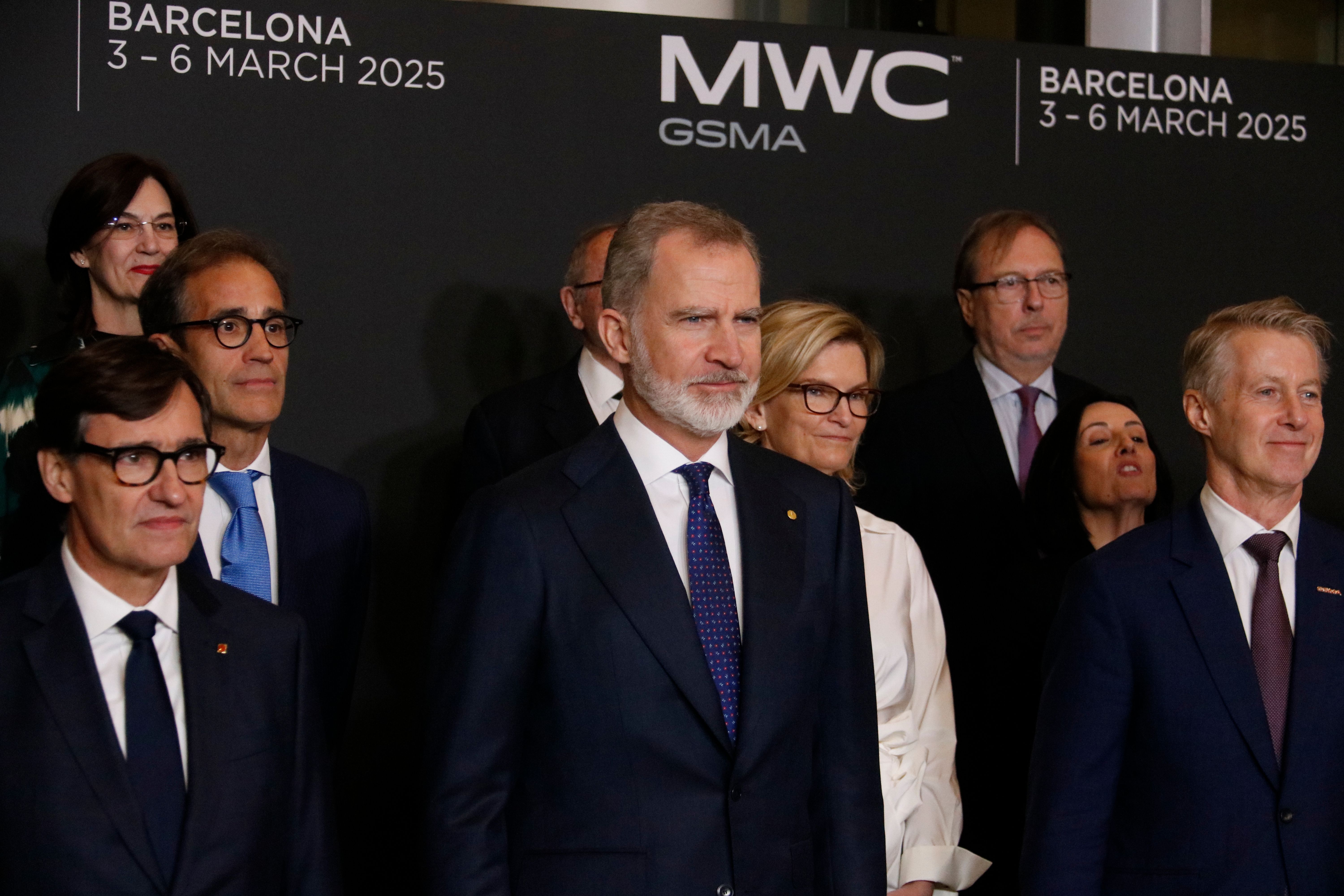 El rei d'Espanya i Salvador Illa, en la rebuda al sopar inaugural del MWC