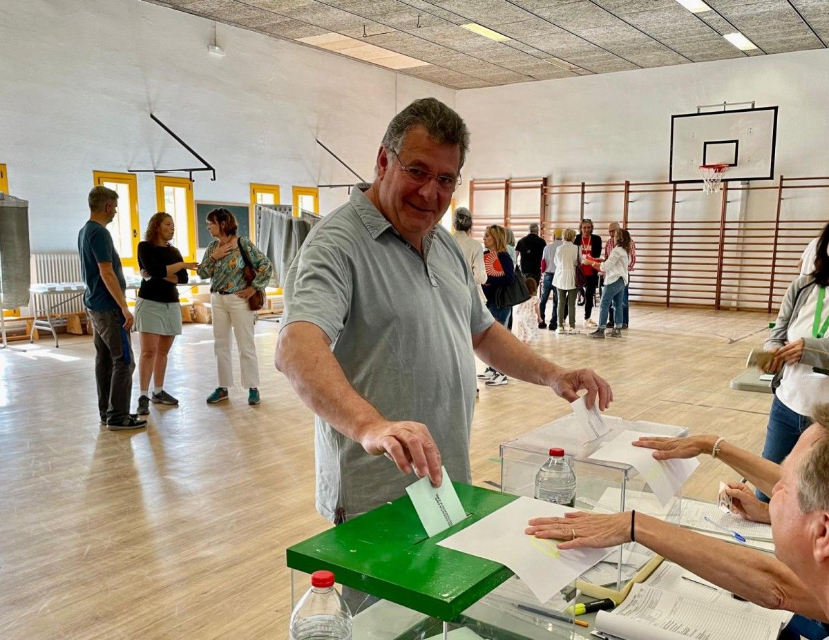 El president valldoreixenc, Josep Puig, dipositant el seu vot