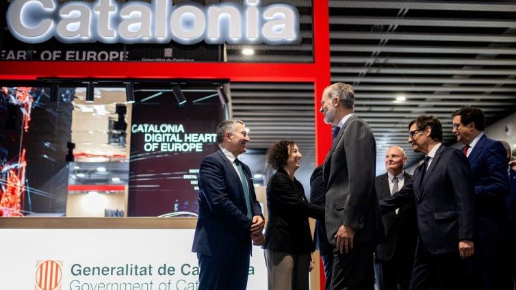 El rei visita l'estand de Catalunya al Mobile amb Salvador Illa i membres del Govern.