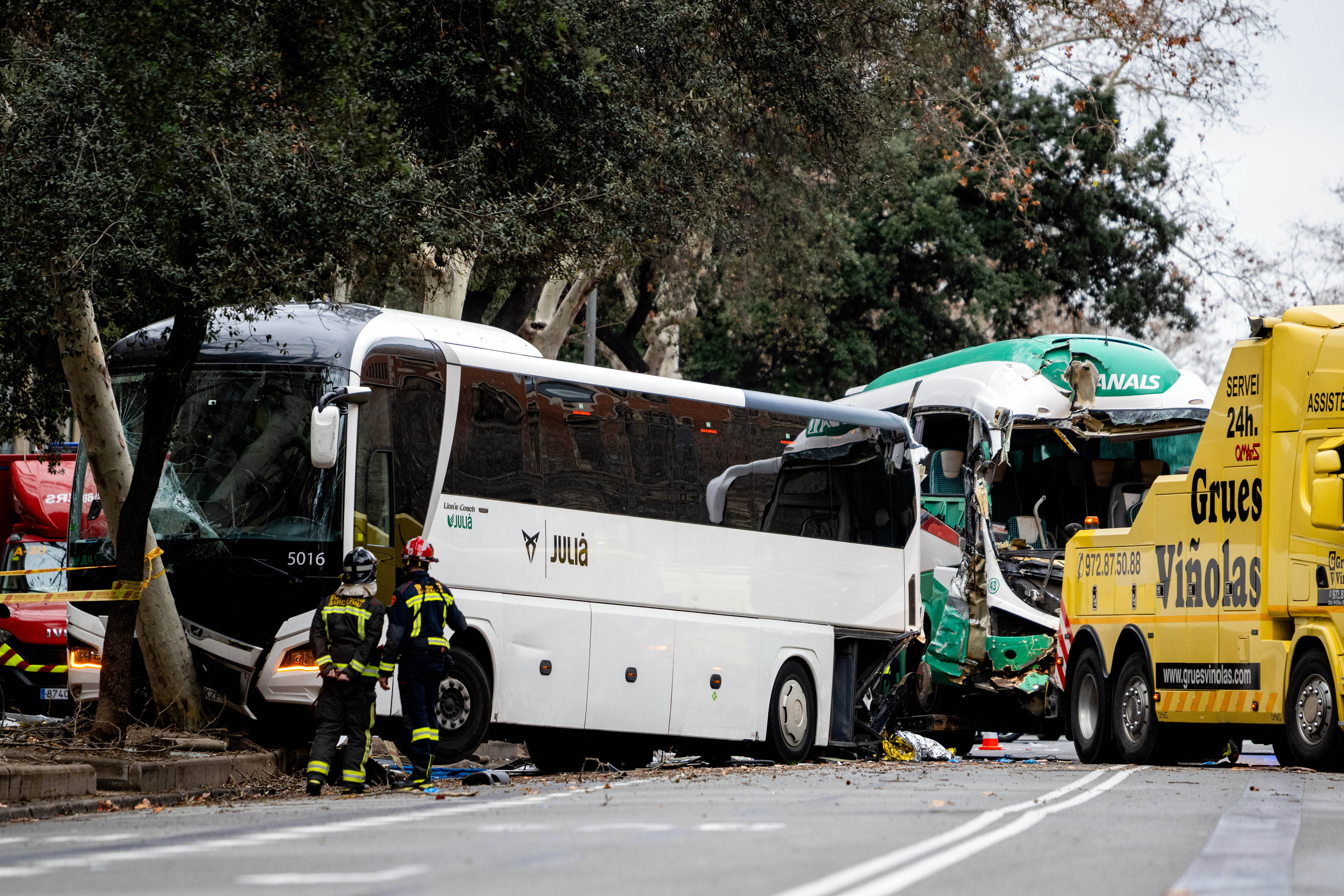 Els serveis d'emergència treballen en l'accident entre dos autocars a Barcelona