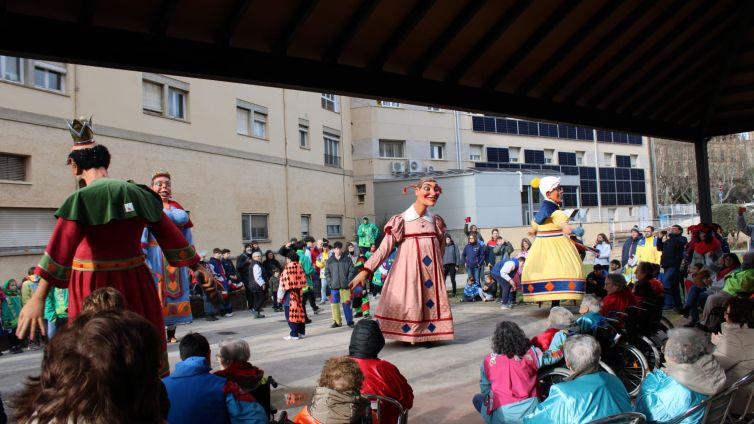 Ballada de gegants al pati de la Residència / Ramon Estany 