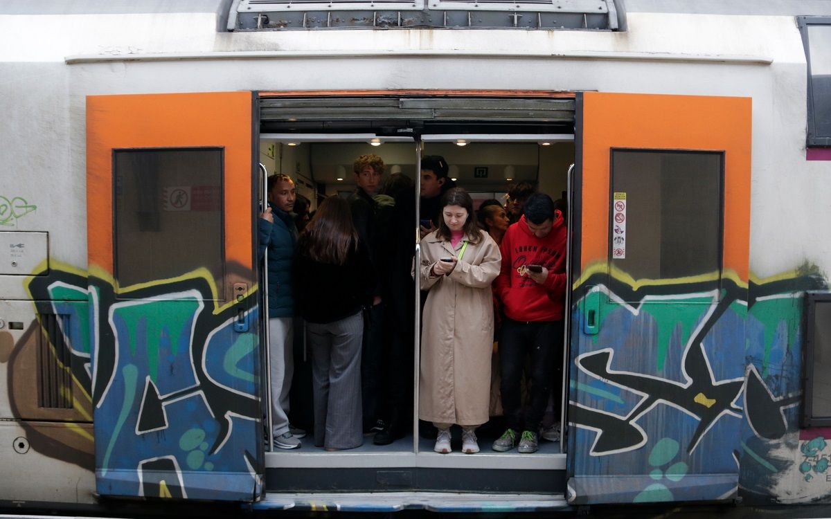 Un comboi de l'R2Sud a Cunit, abans d'iniciar el seu trajecte cap a Barcelona, ple a vessar