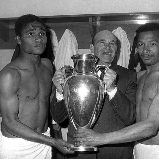 Eusébio i Coluna, els dos moçambiquesos del Benfica, celebren el triomf a la final de la Copa d’Europa de 1962 davant del Madrid