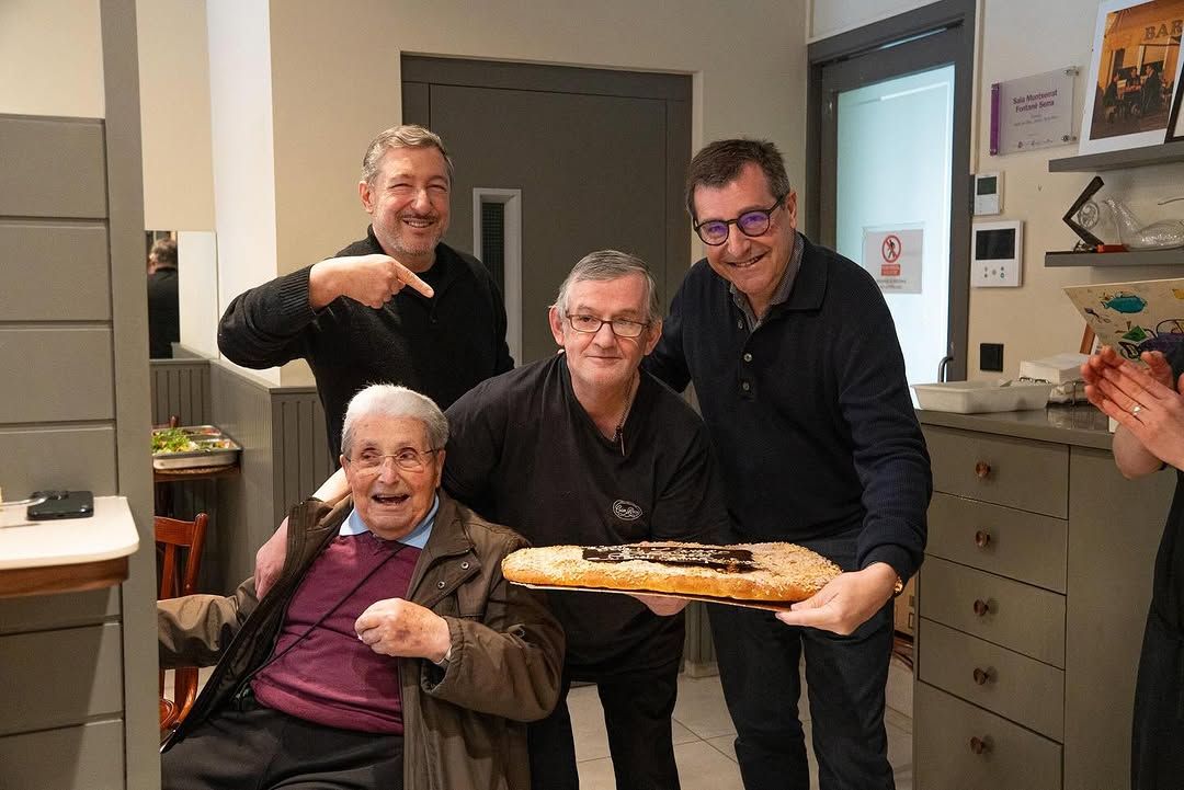 Narcís Marina, un dels cambrers històrics del bar restaurant Roca, es jubila després de 51 anys