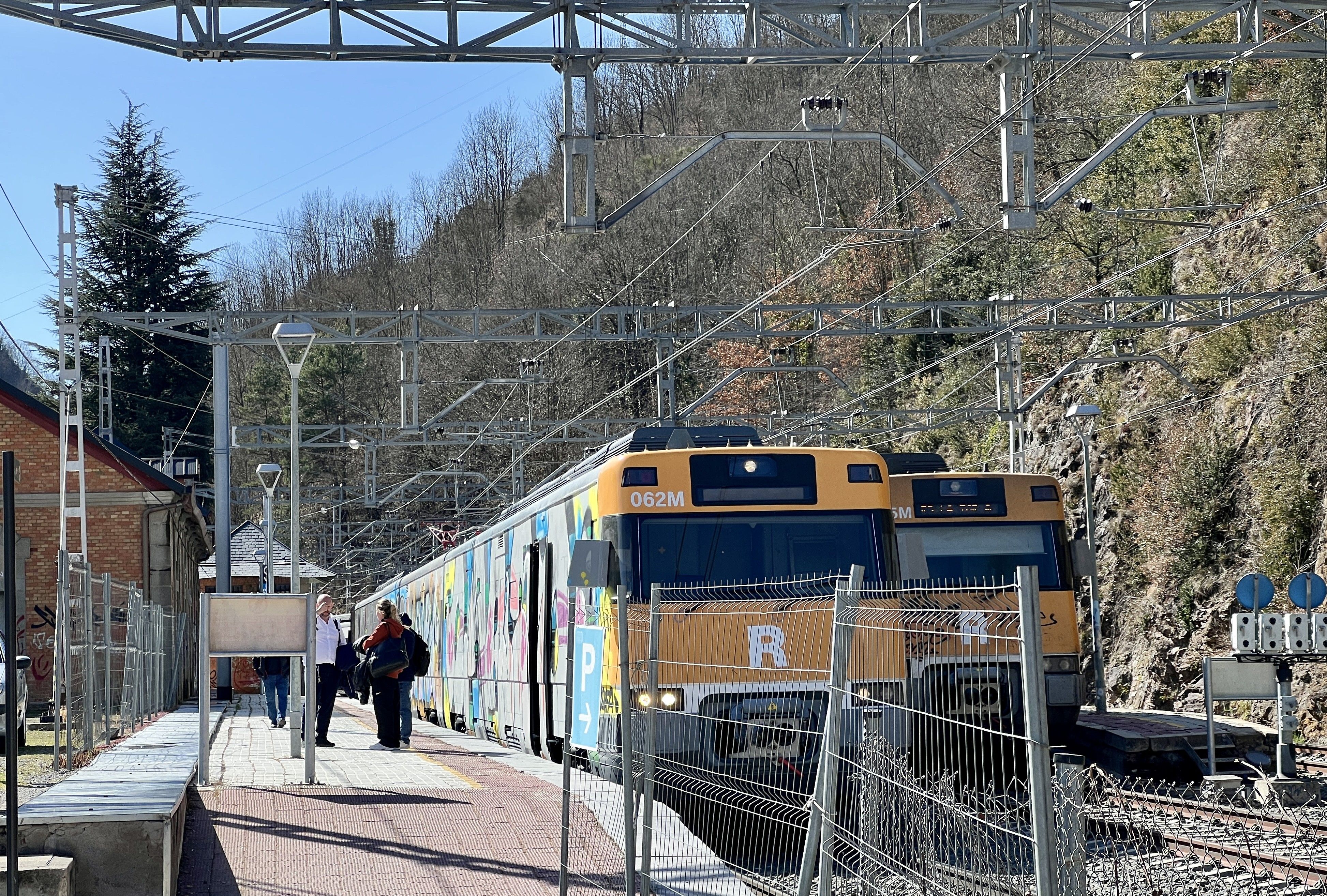 Dos trens de l'R3 de Roadalies a l'estació de Ribes de Freser