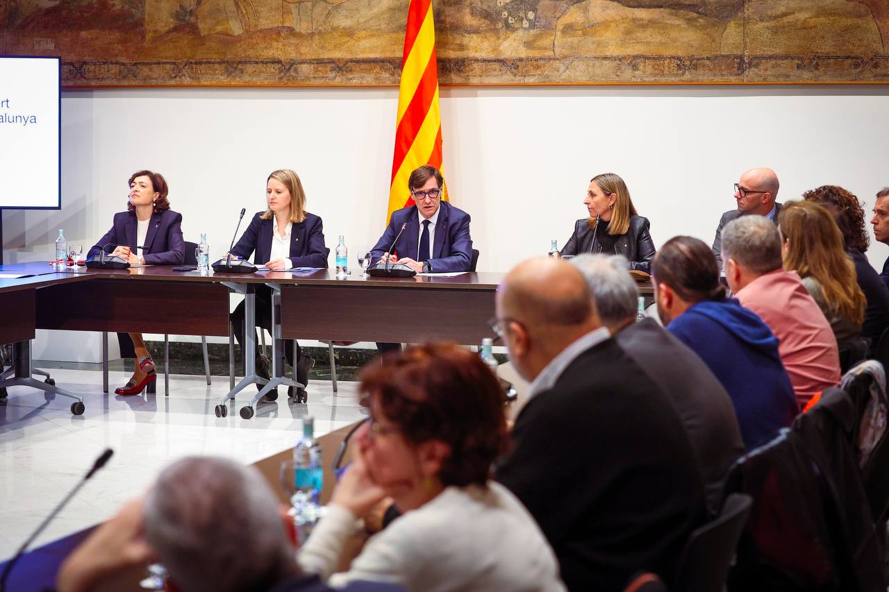 El president Illa, amb la consellera de Drets Socials, Mònica Martínez, i la consellera d'Igualtat, Eva Menor, en un acte amb el tercer sector