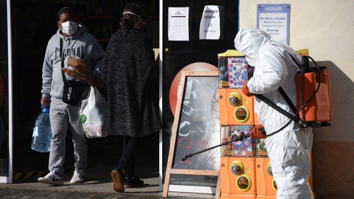 Un operari fumiga un carrer durant la pandèmia de Covid