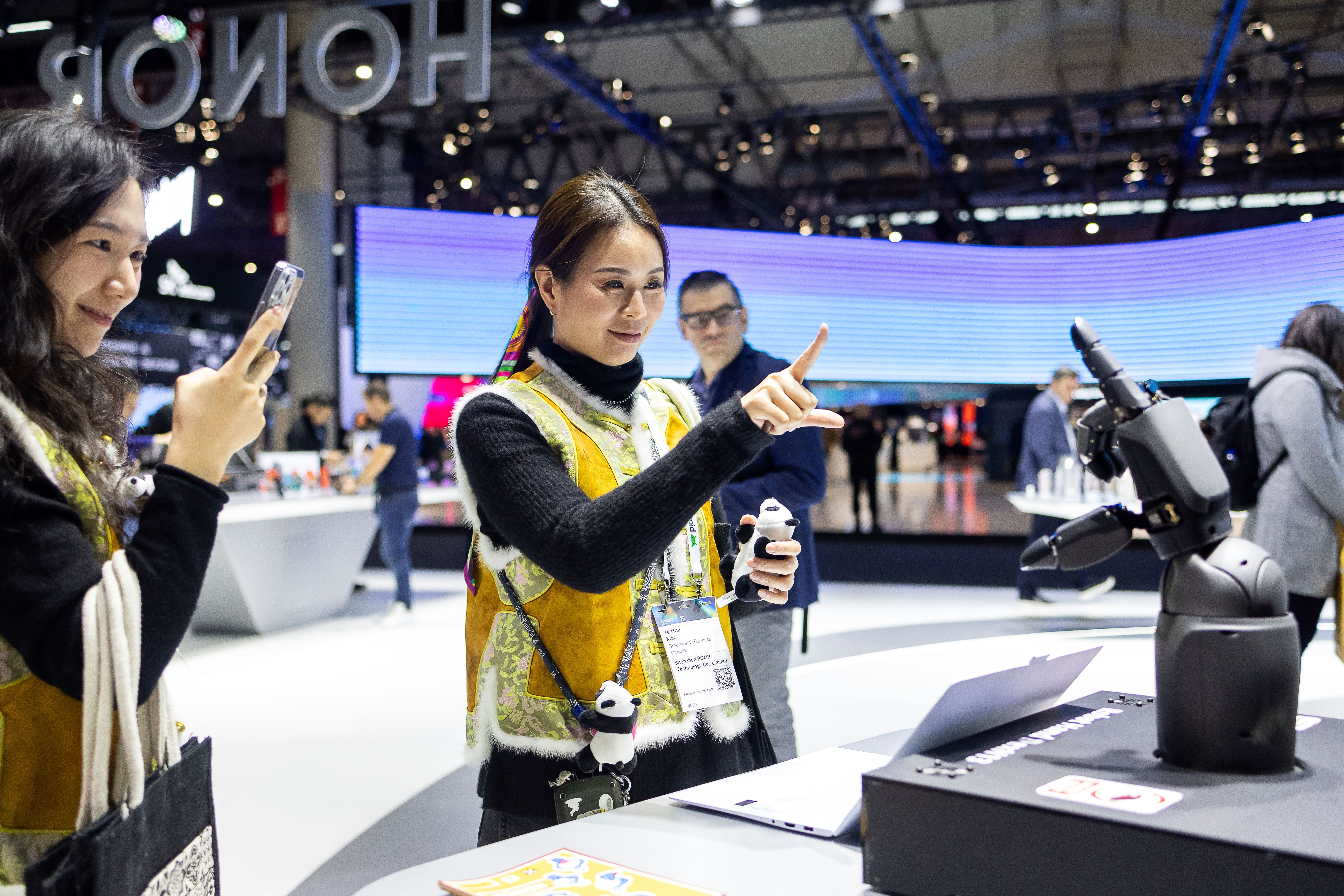 Dos visitants a l'stan d'Honor a MWC25