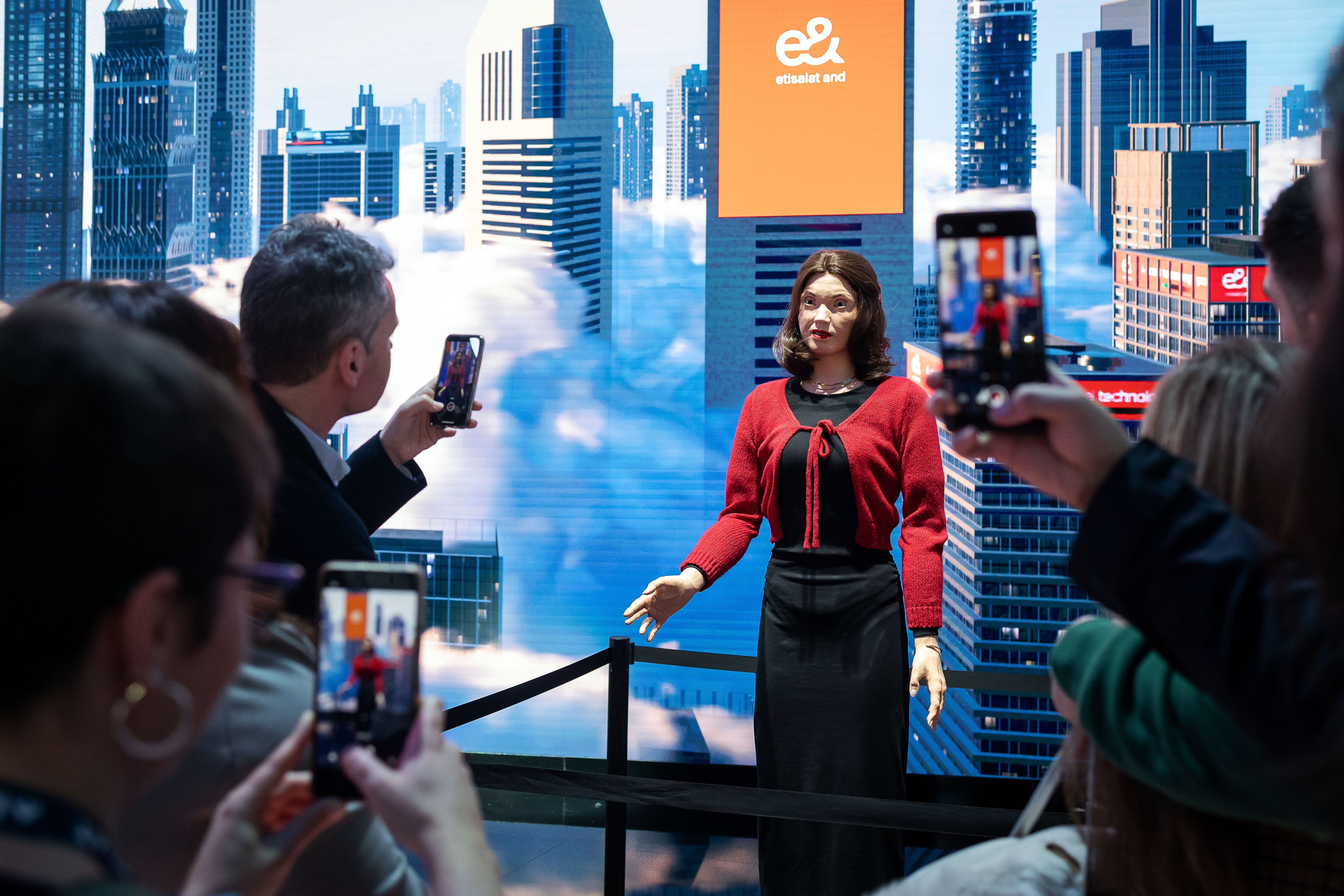 Amira, el robot amb aspecte de dona, que interactua amb els visitants del MWC25