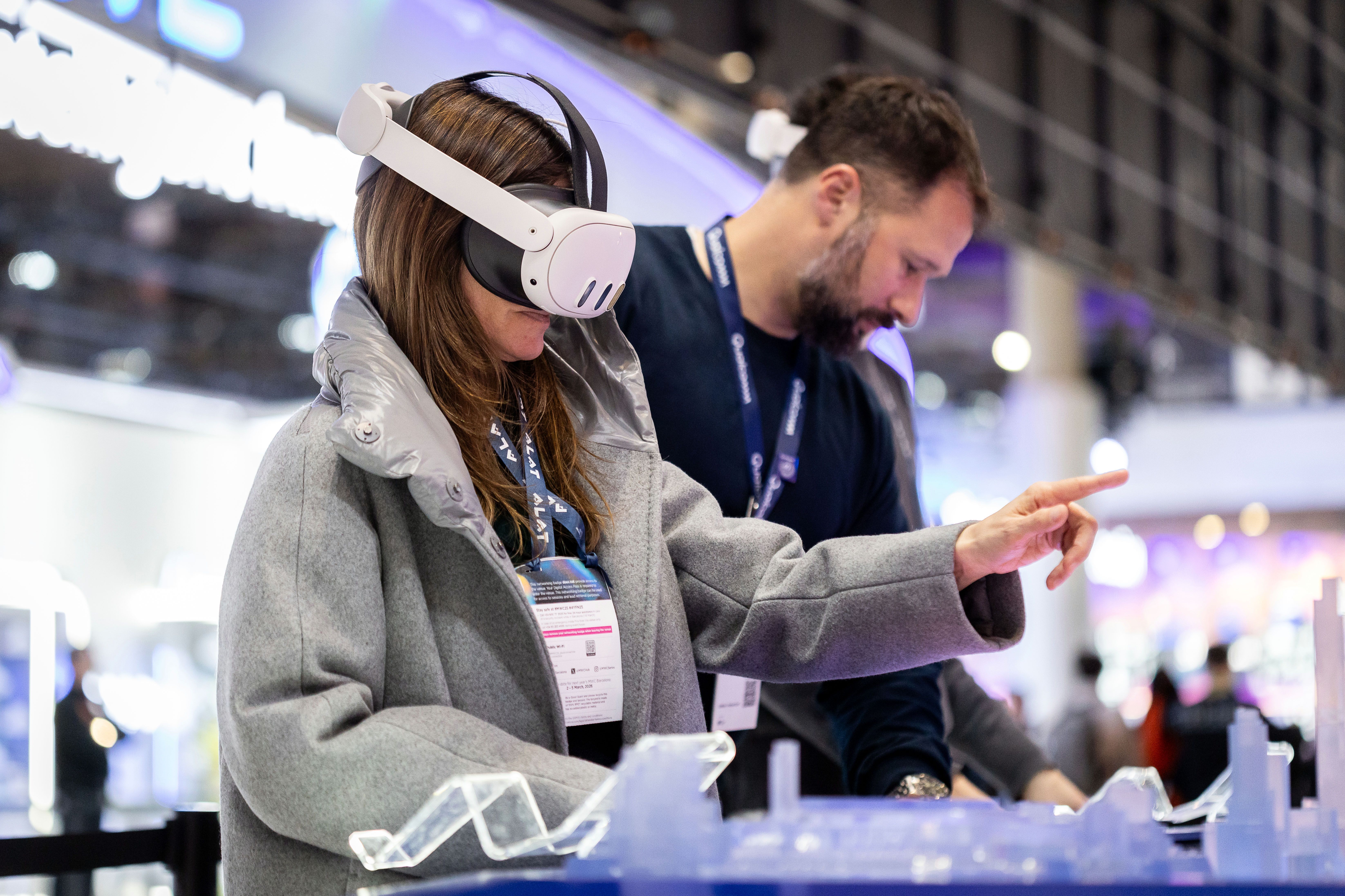 Una visitant al Mobile World Congress experimentant amb realitat virtual