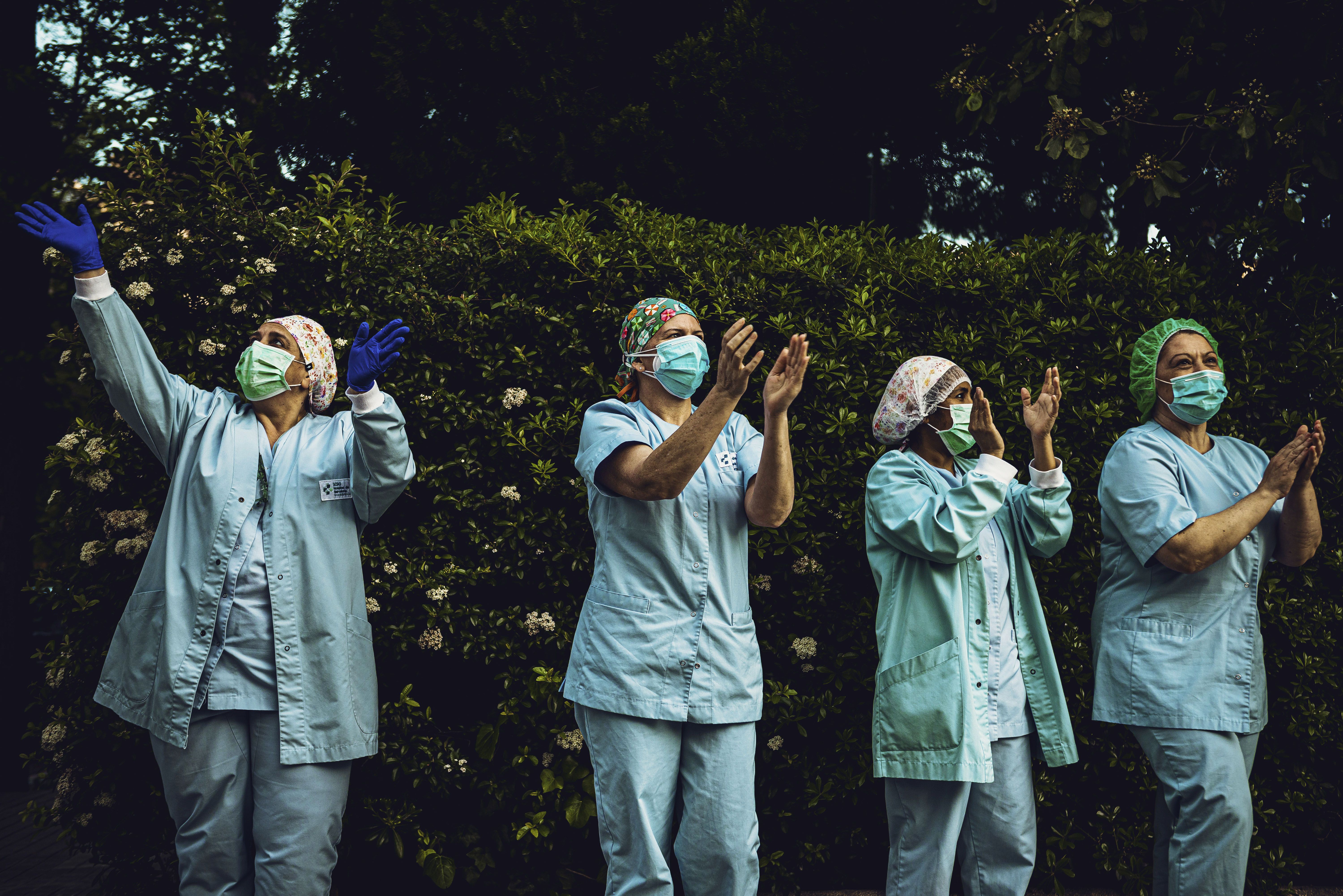 Treballadors sanitaris de l'hospital de Barcelona, en un dels aplaudiments diaris durant la pandèmia.