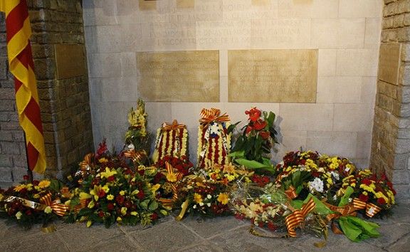 Ofrena floral a la tomba del Comte Guifré