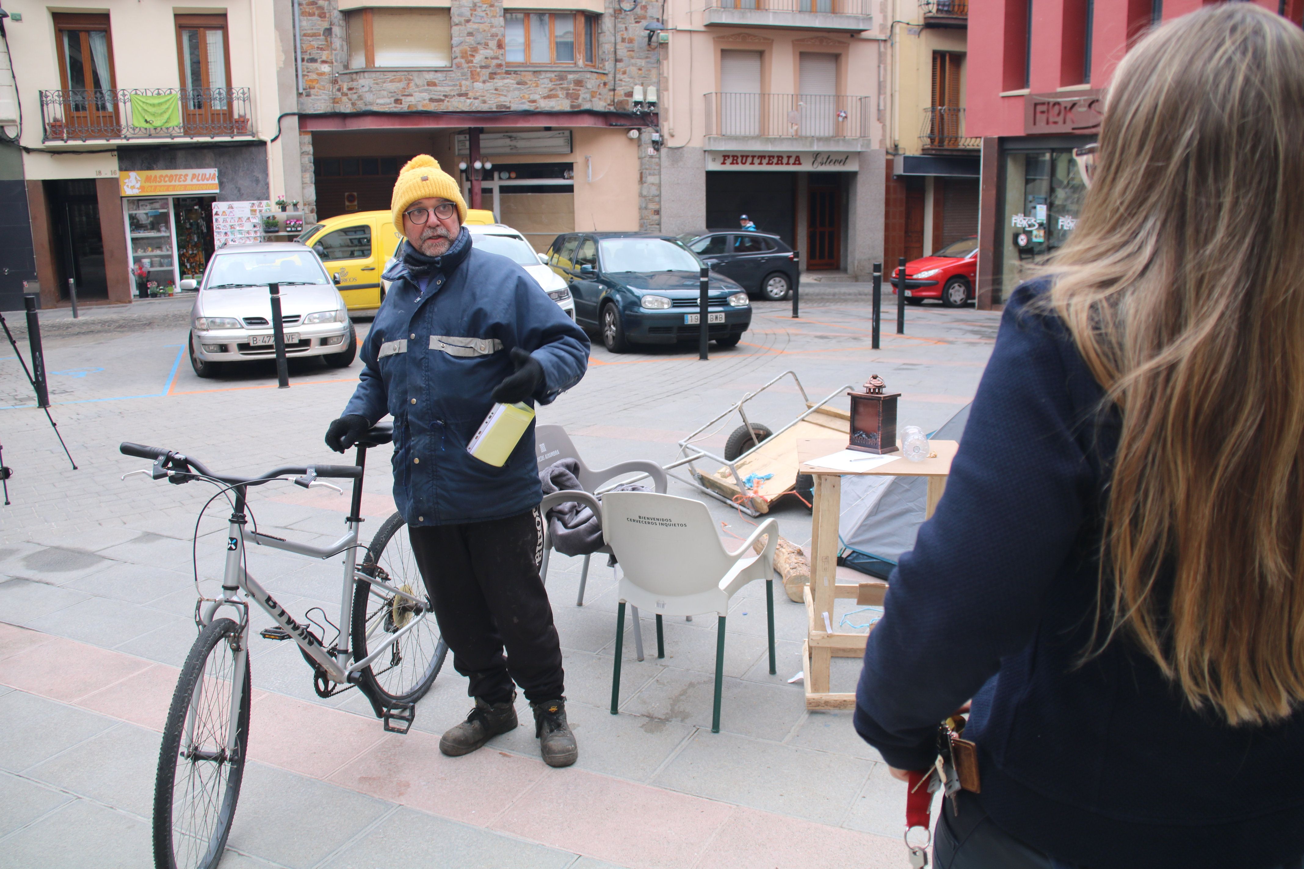 El veí de Ribes de Freser que va acampar per recuperar la casa, parlant amb l'alcaldessa