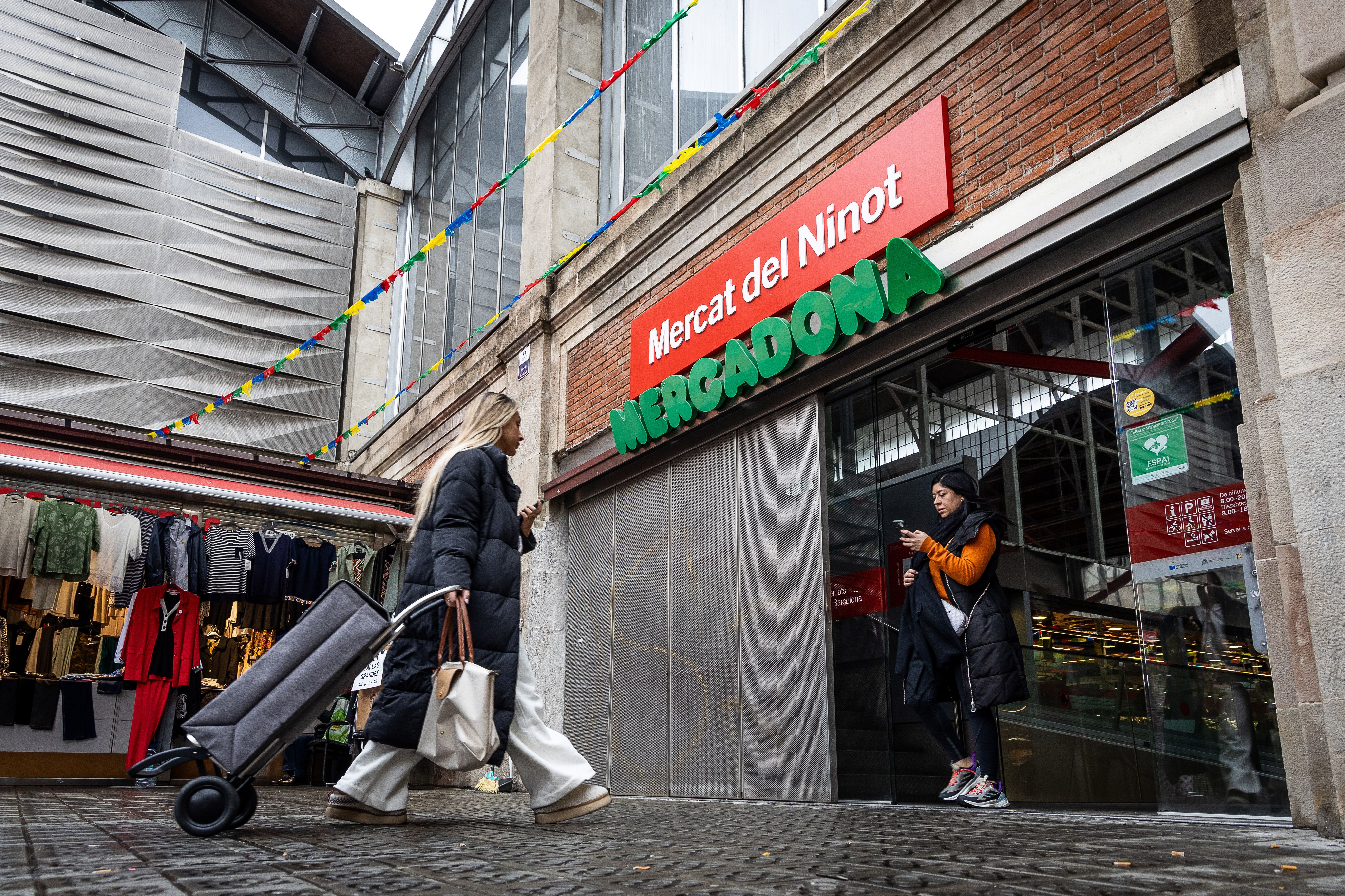 Entrada del Mercat del Ninot, on les parades comparteixen espai amb un Mercadona.