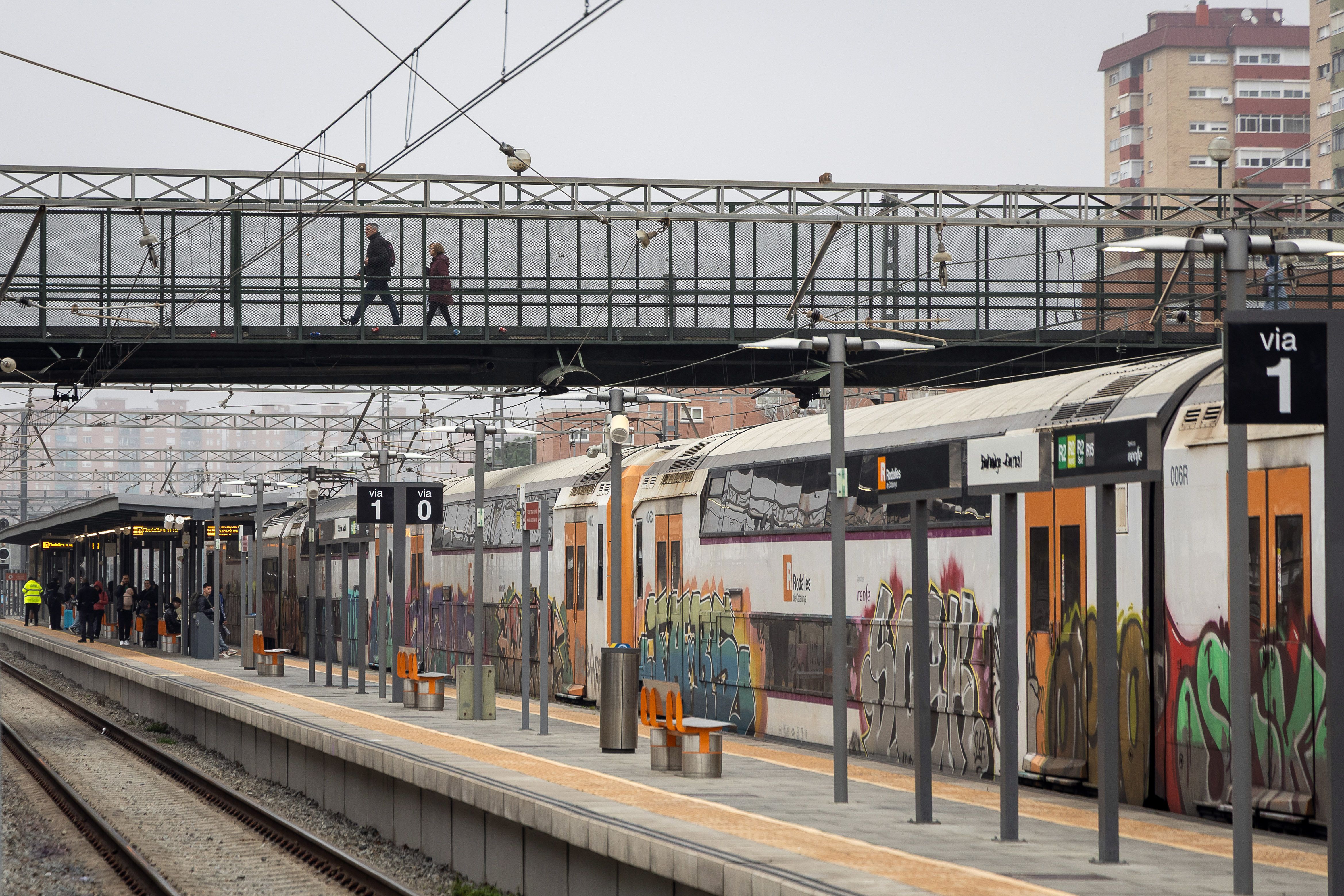 Un tren de Rodalies, a l'estació de L'Hospitalet de Llobregat.