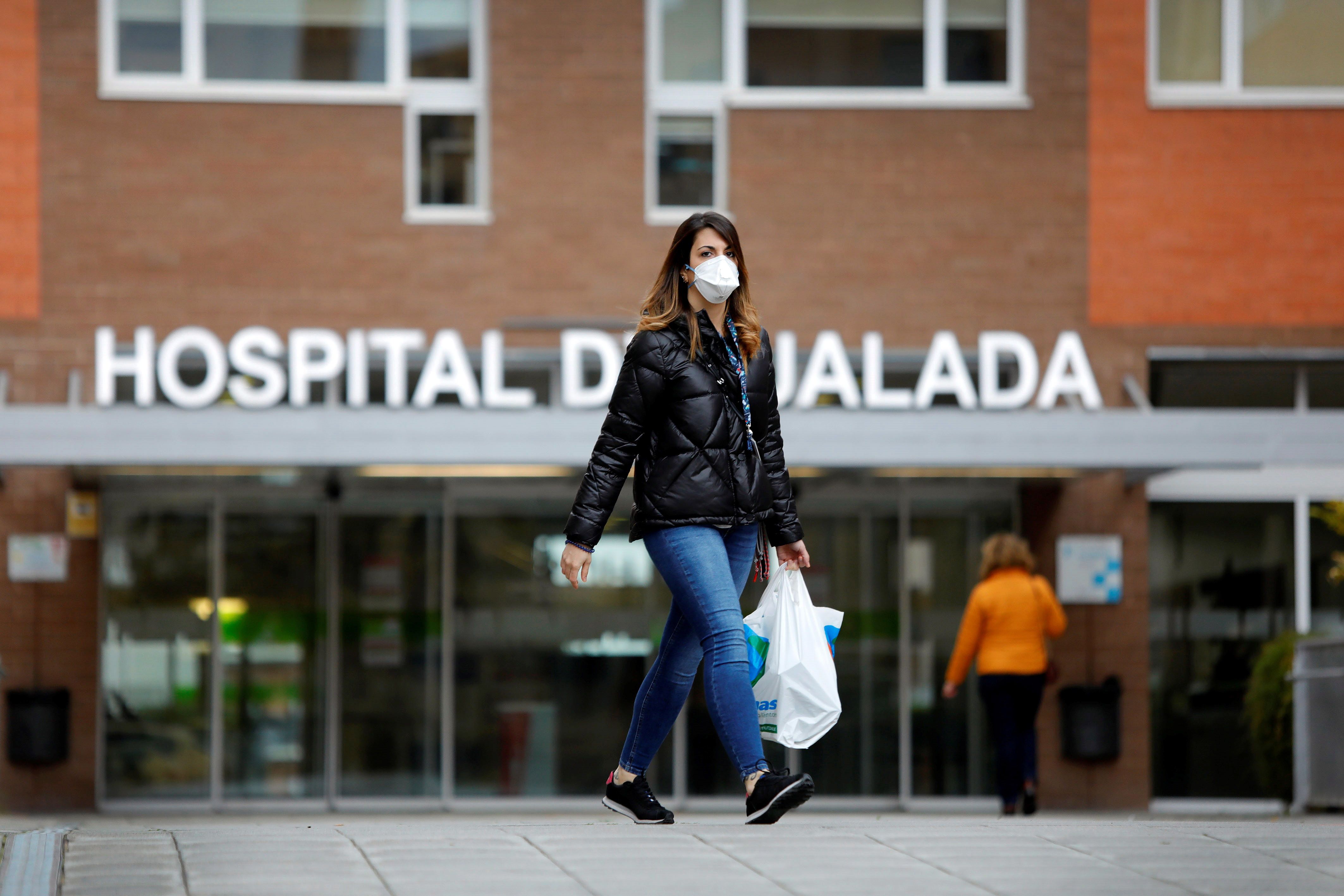 Una dona passeja davant de l´Hospital d´Igualada, ciutat principal focus de contagi de coronavirus a Catalunya, el març de 2020.