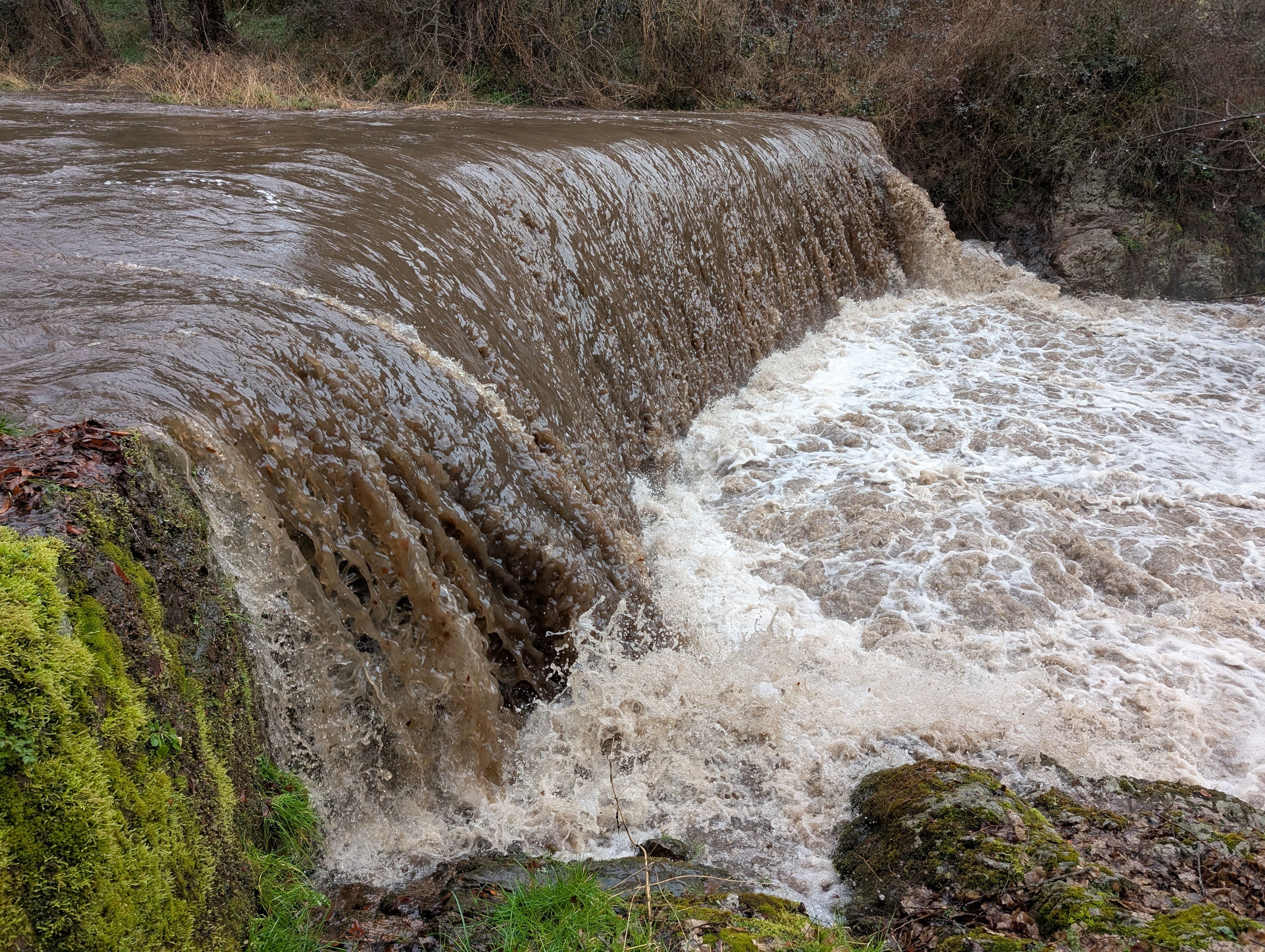 Riera Major amb l'aiguabarreig de la riera d'Espinelves, Osona.