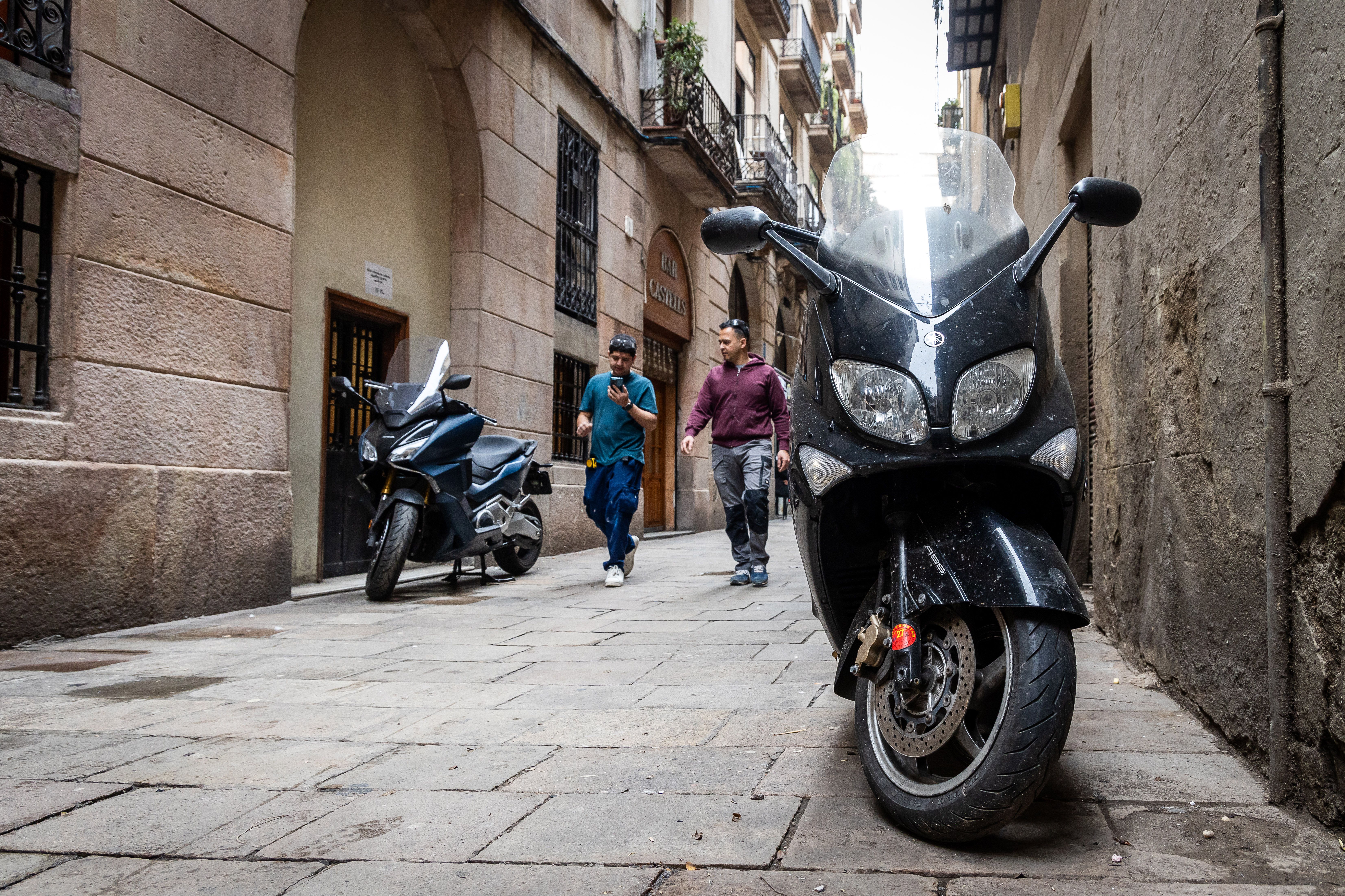 Motos aparcades a un carrer de Ciutat Vella