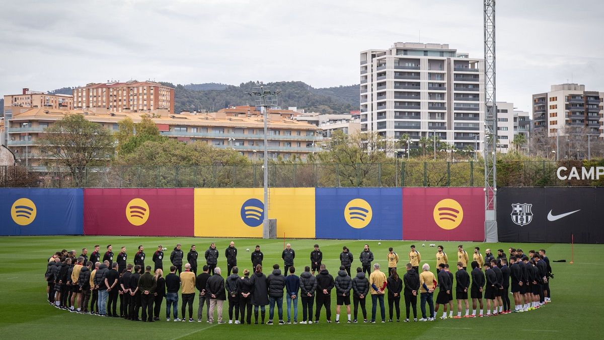 Minut de silenci del primer equip del Barça per la mort de Carles Miñarro