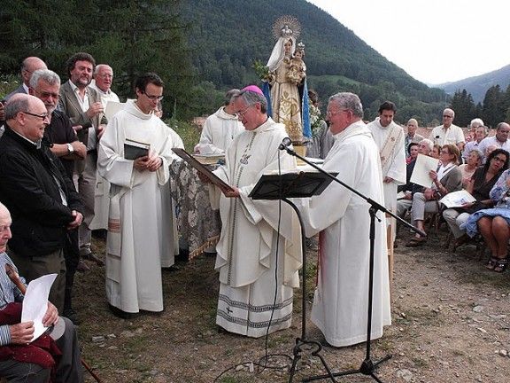 El bisbe de Vic ha presidit la missa de consagració.