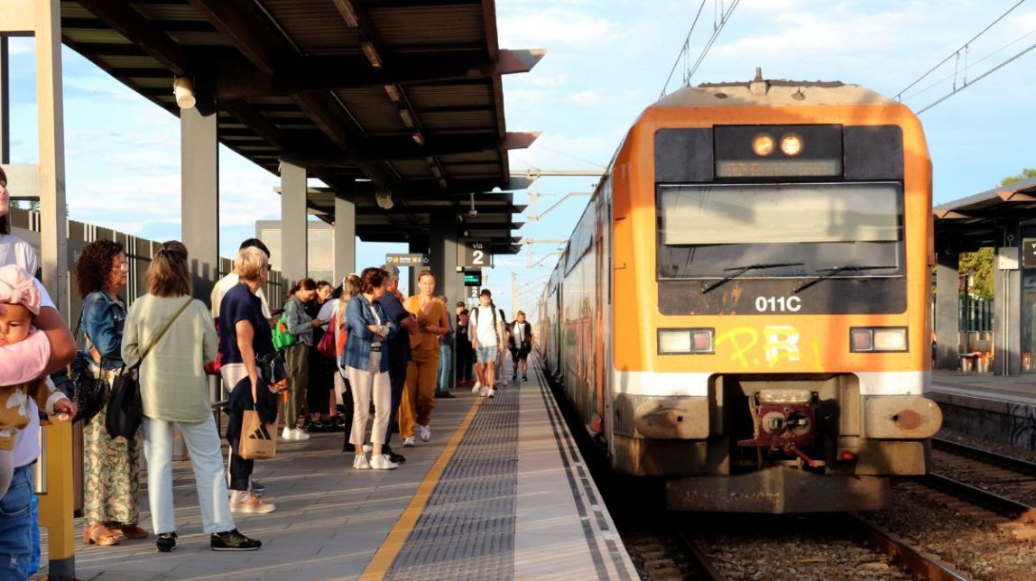 Un tren de Rodalies aturat a l'estació de Cubelles