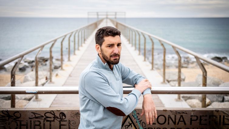 Oriol Mitjà, fotografiat al pont del petroli, Badalona